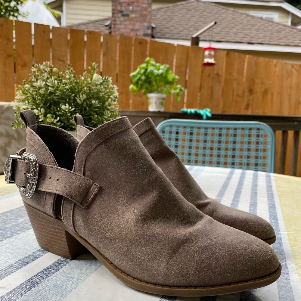 ✨ Western style booties by Fergie size 8.5✨